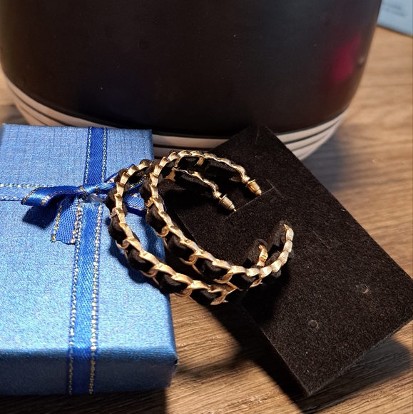 Fashion earrings in gold with black velvet strand in between. - Picture 4 of 5